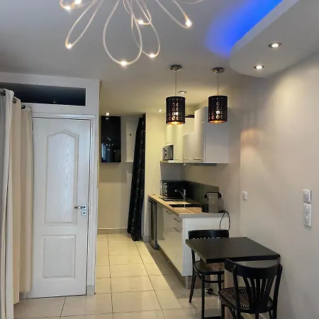 Deschamps דירה *